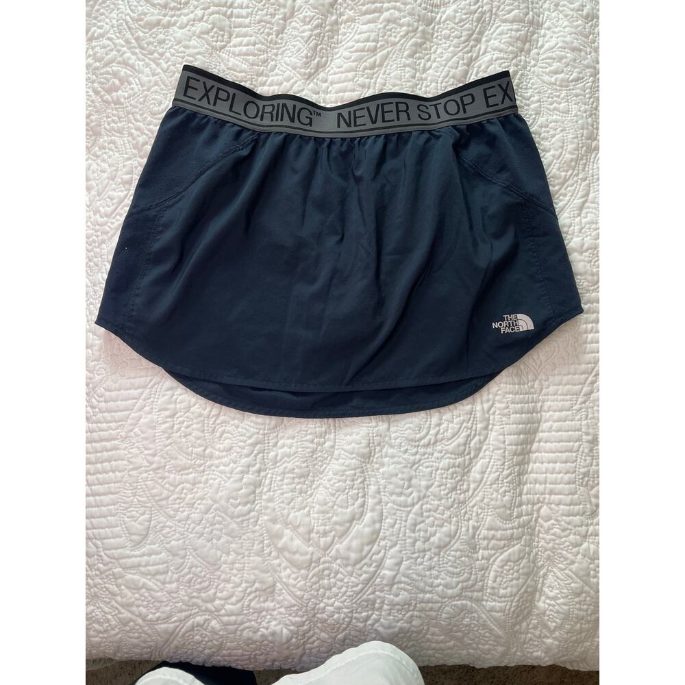 North Face women’s M navy Flash dry skort. Perfect for hiking casual outdoors
